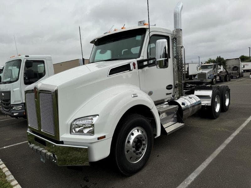 2025 Kenworth T880