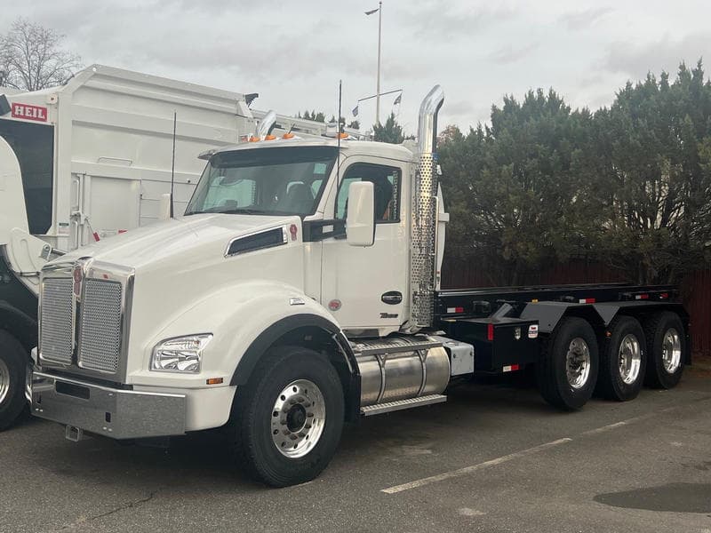 2025 Kenworth T880