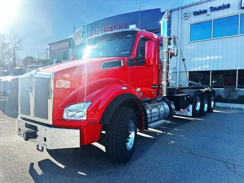 2025 Kenworth T880