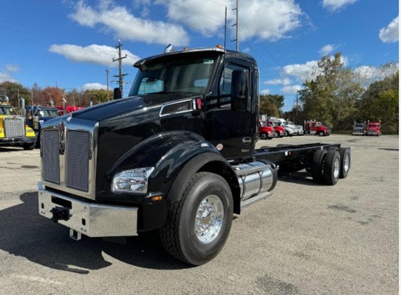 2025 Kenworth T880