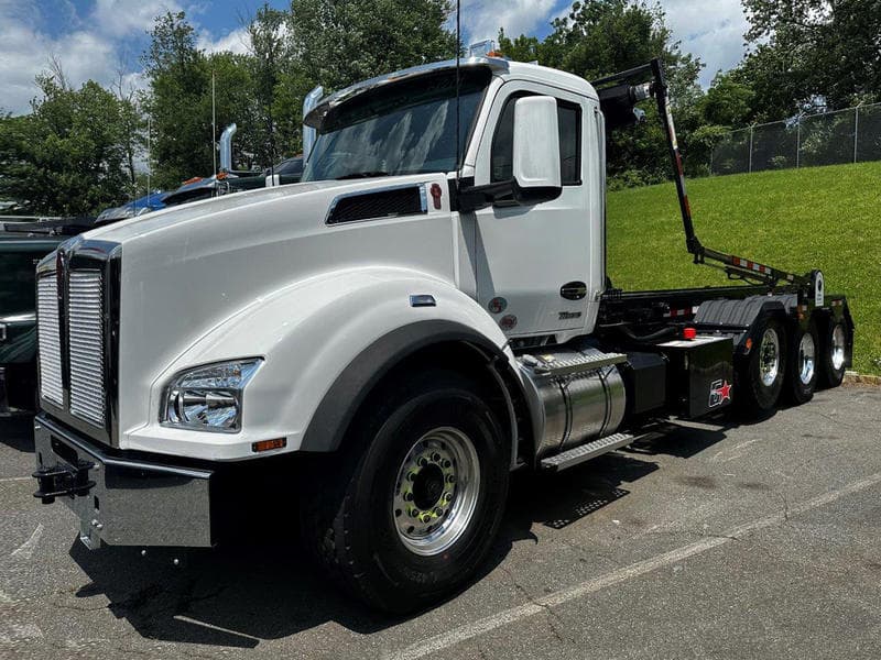 2025 Kenworth T880