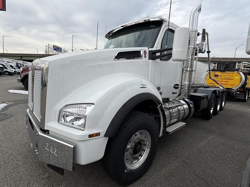2025 Kenworth T880
