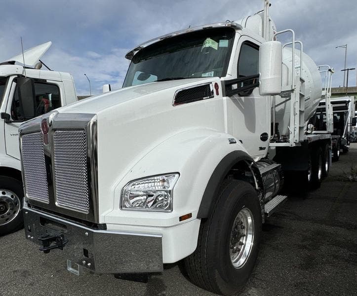 2025 Kenworth T880