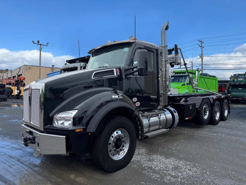 2025 Kenworth T880