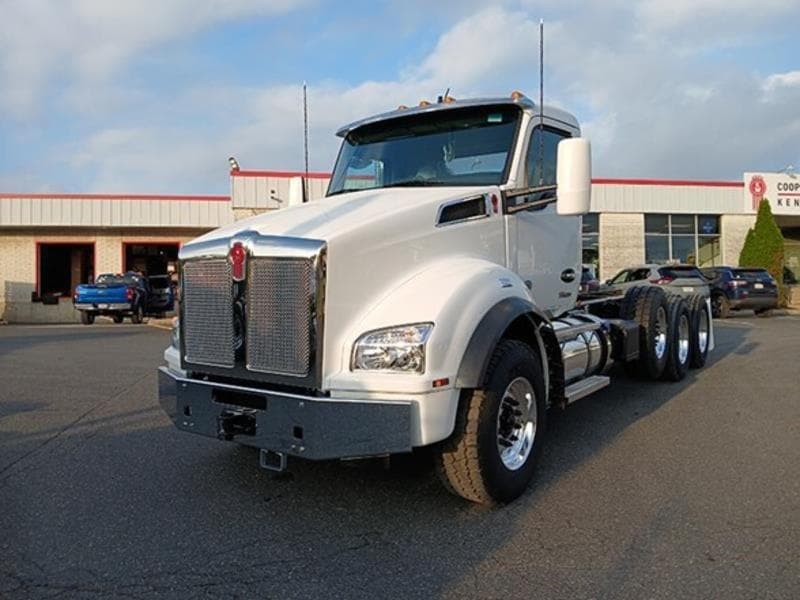 2025 Kenworth T880
