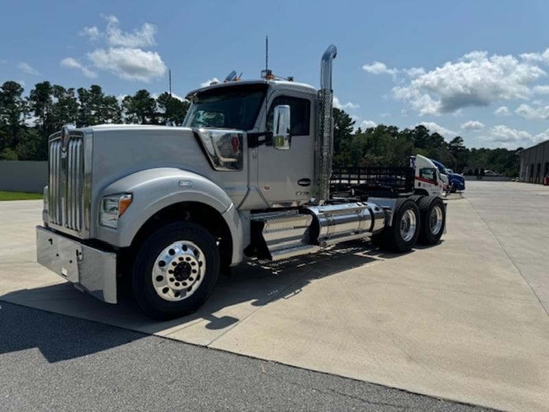2025 Kenworth W990