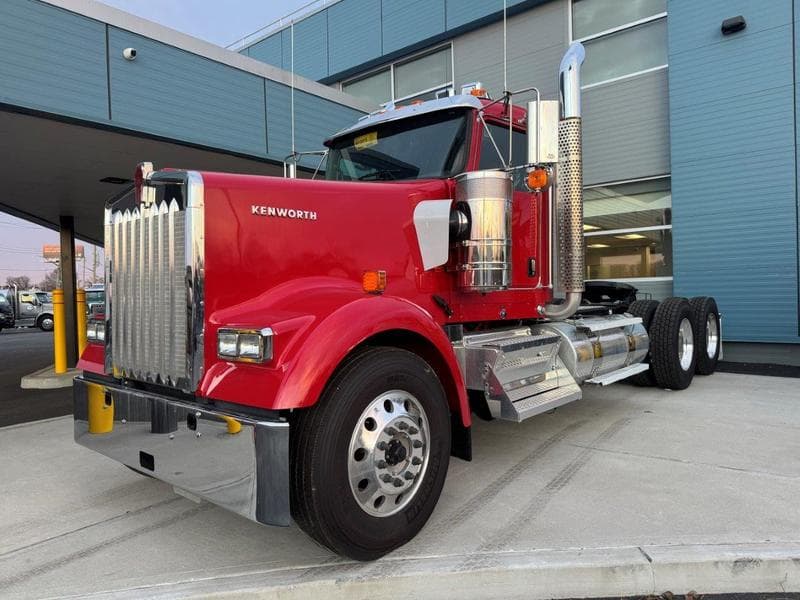 2025 Kenworth W900
