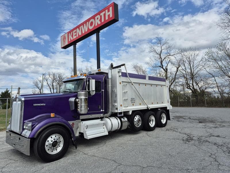 2022 Kenworth W900