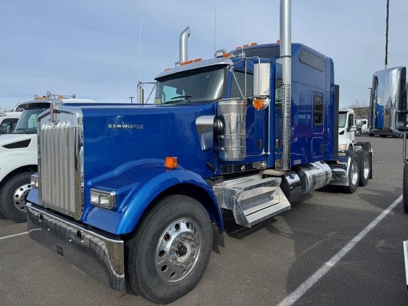 2025 Kenworth W900