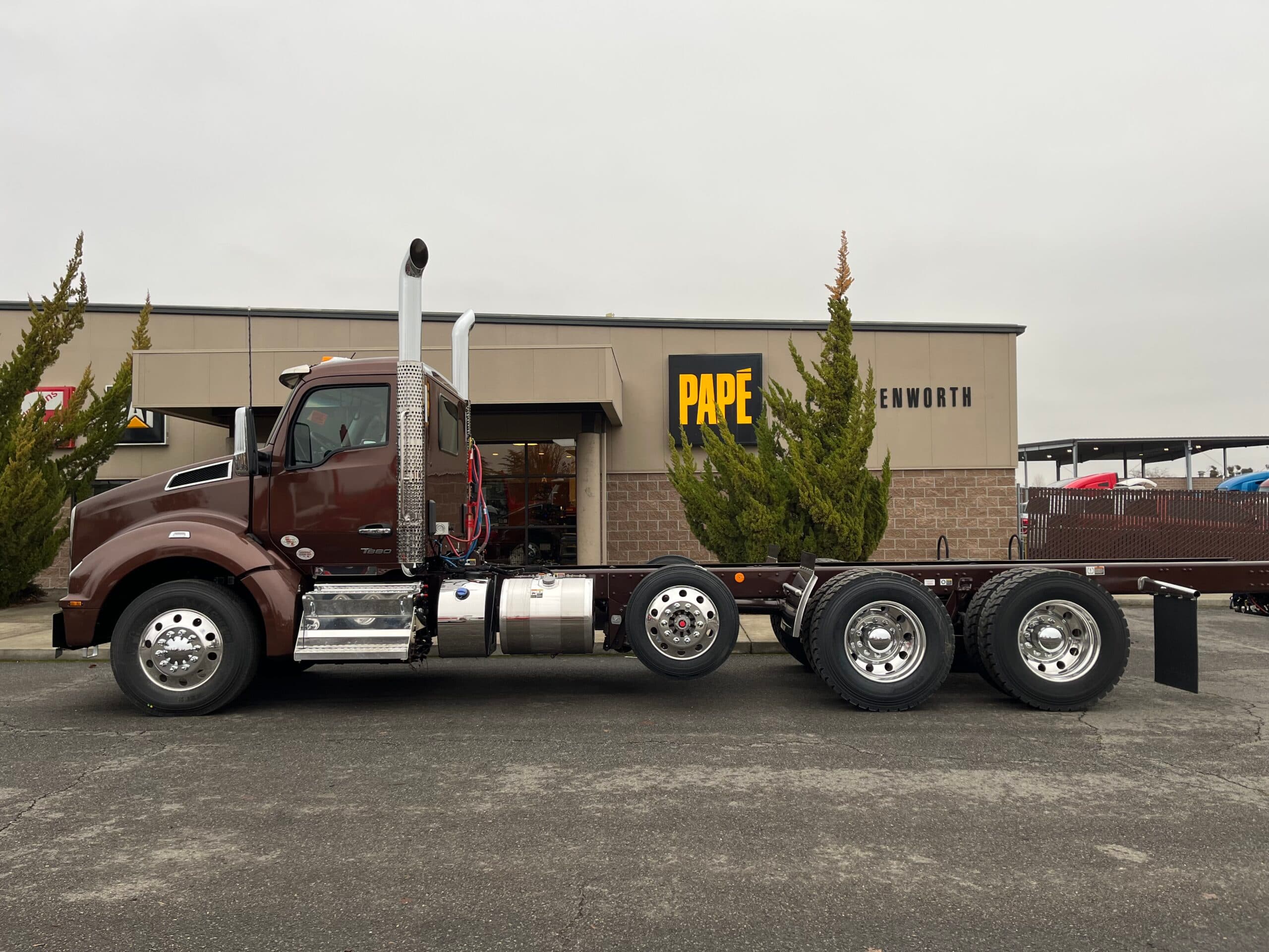 2025 Kenworth T880