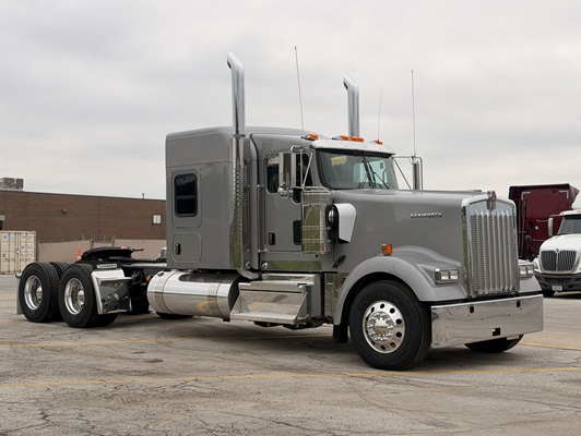 2027 Kenworth W900