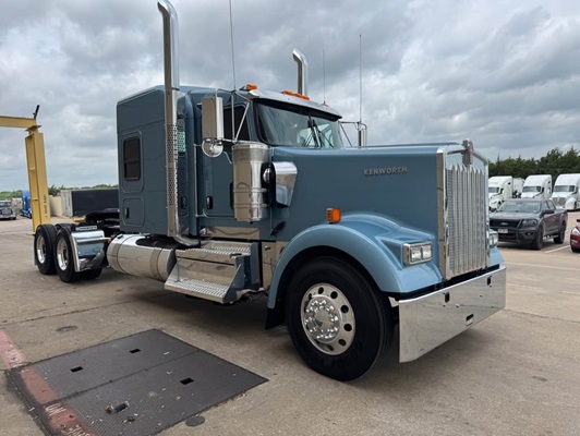 2027 Kenworth W900
