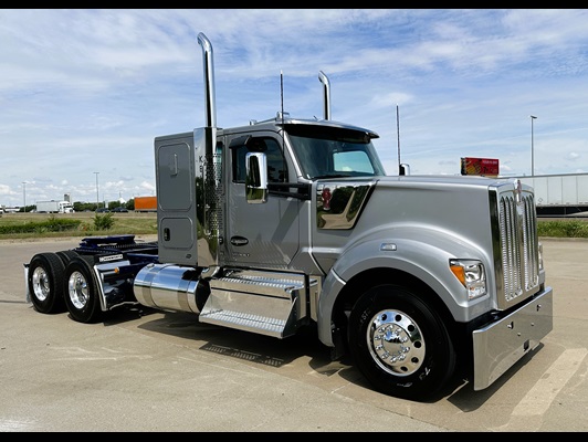 2027 Kenworth W990