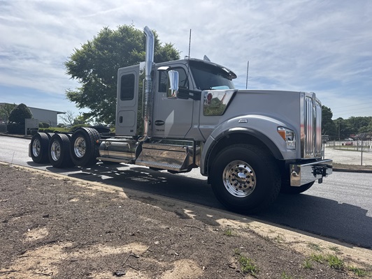 2027 Kenworth W990