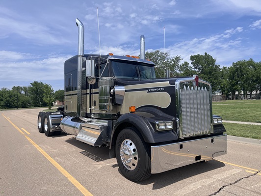 2027 Kenworth W900