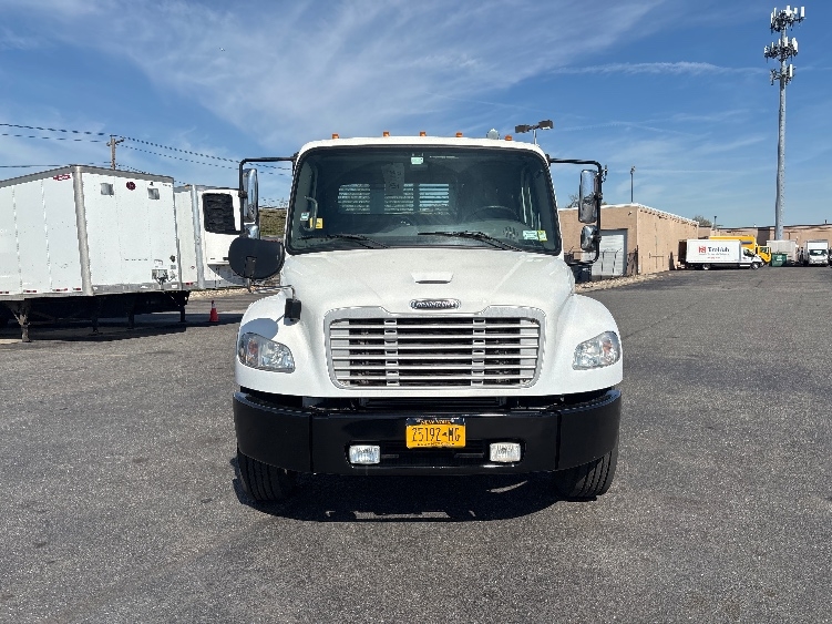 2015 Freightliner M2 106 in West Babylon, NY — photo 2