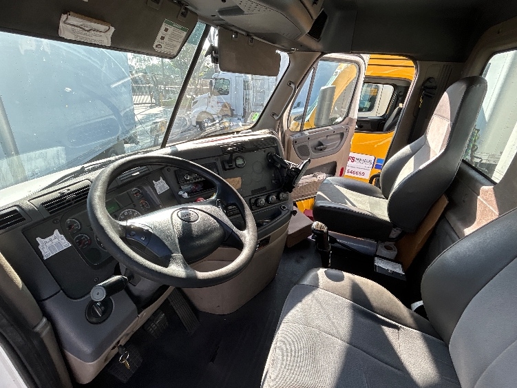 2016 Freightliner Cascadia in Torrance, CA — photo 10