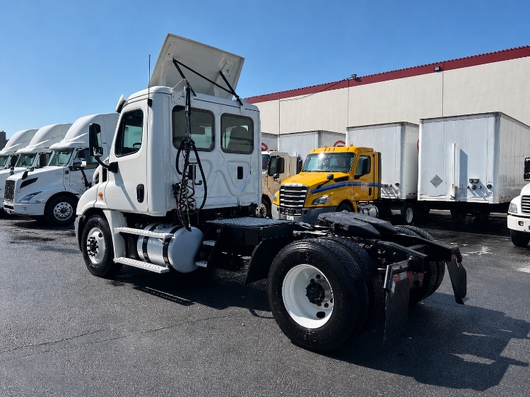 2016 Freightliner Cascadia in Torrance, CA — photo 5