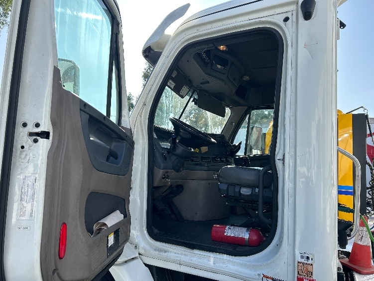 2016 Freightliner Cascadia in Torrance, CA — photo 9