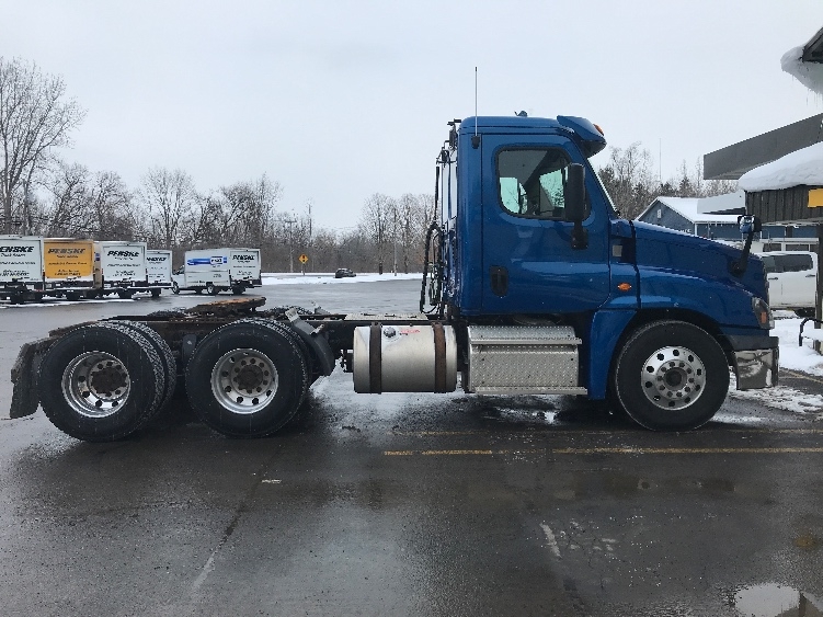 2017 Freightliner Cascadia in Whitesboro, NY — photo 8