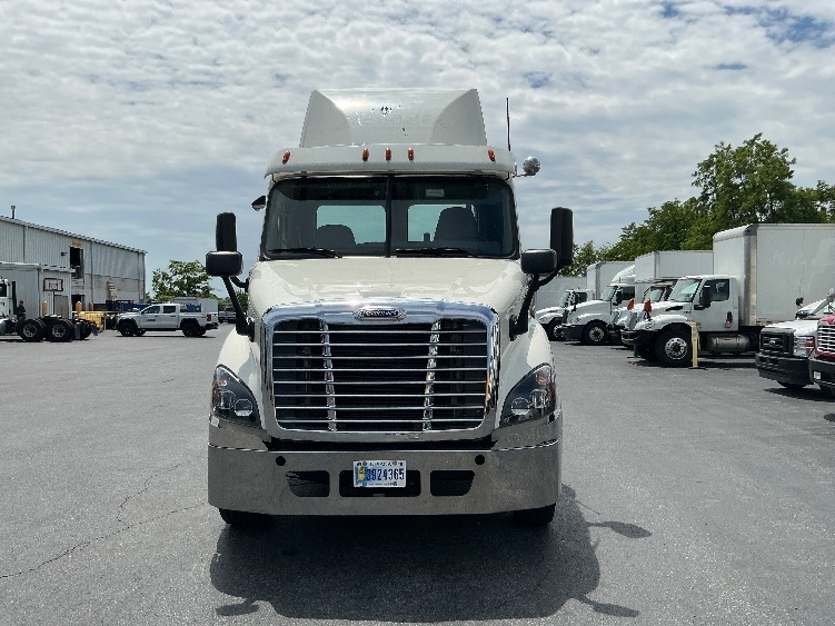 2017 Freightliner Cascadia in Harrisburg, PA — photo 2
