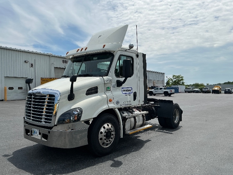 2017 Freightliner Cascadia in Harrisburg, PA — photo 3