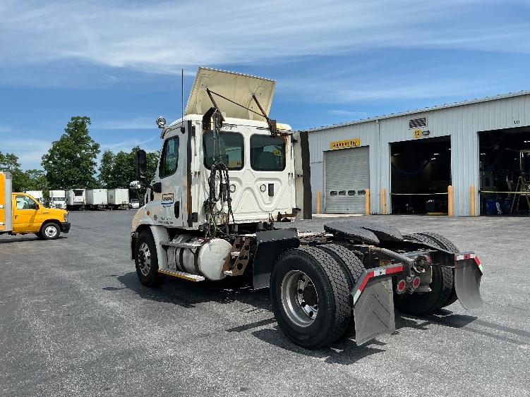 2017 Freightliner Cascadia in Harrisburg, PA — photo 5