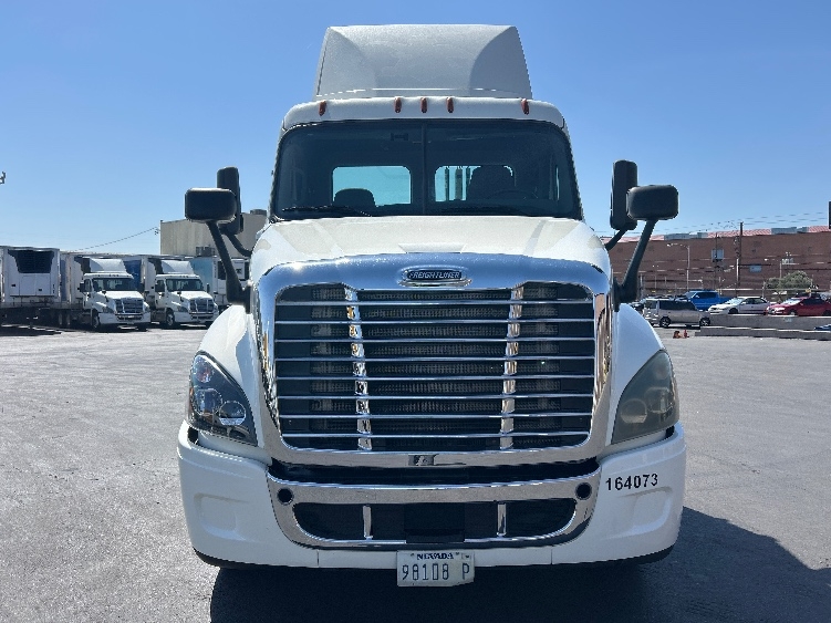 2017 Freightliner Cascadia in Las Vegas, NV — photo 2