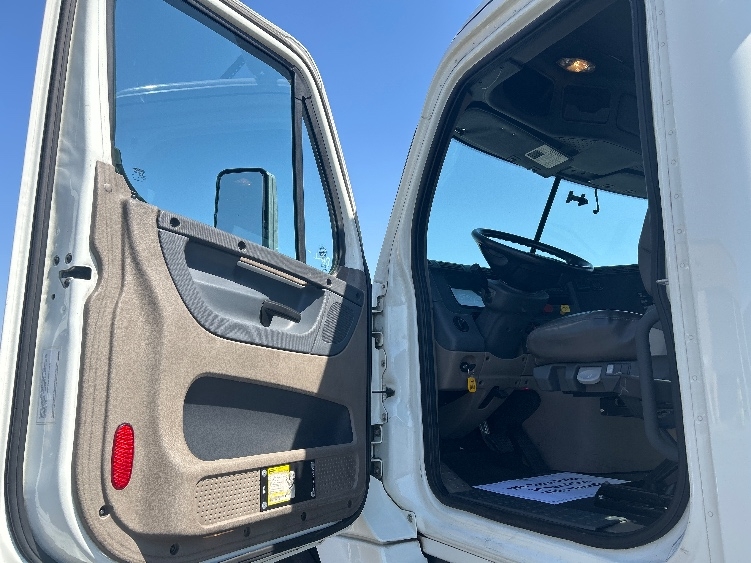 2017 Freightliner Cascadia in Las Vegas, NV — photo 9