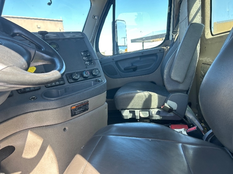 2017 Freightliner Cascadia in Las Vegas, NV — photo 10