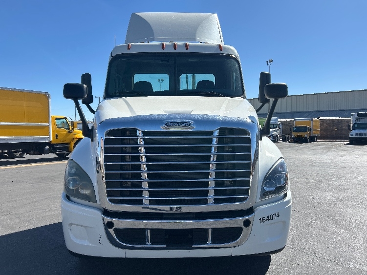 2017 Freightliner Cascadia in Las Vegas, NV — photo 2