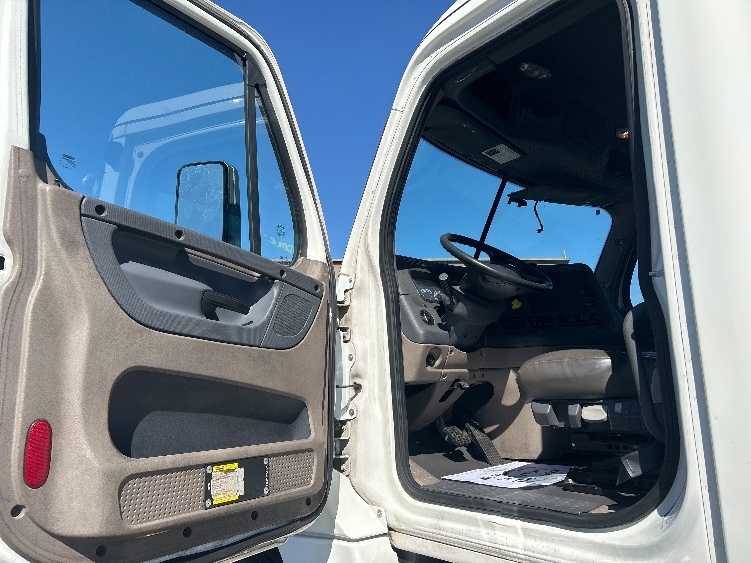 2017 Freightliner Cascadia in Las Vegas, NV — photo 9
