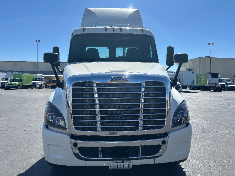 2017 Freightliner Cascadia in Las Vegas, NV — photo 2