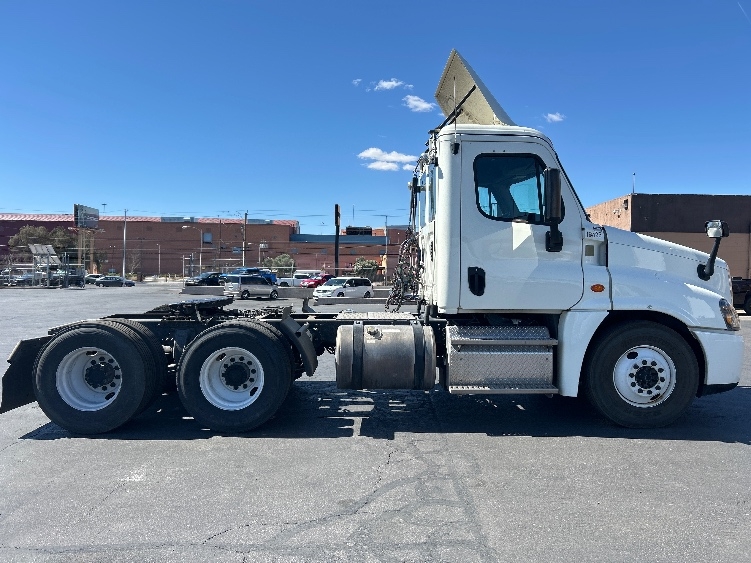 2017 Freightliner Cascadia in Las Vegas, NV — photo 8