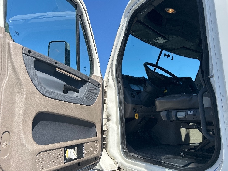 2017 Freightliner Cascadia in Las Vegas, NV — photo 9
