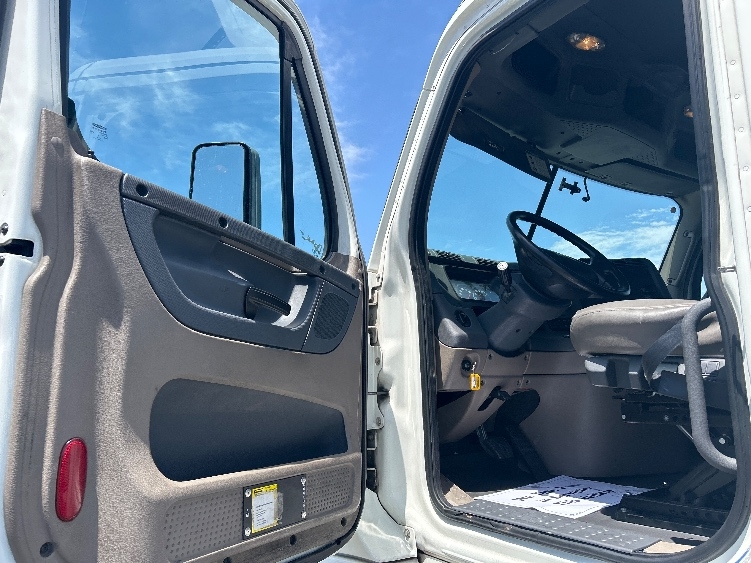 2017 Freightliner Cascadia in Las Vegas, NV — photo 9