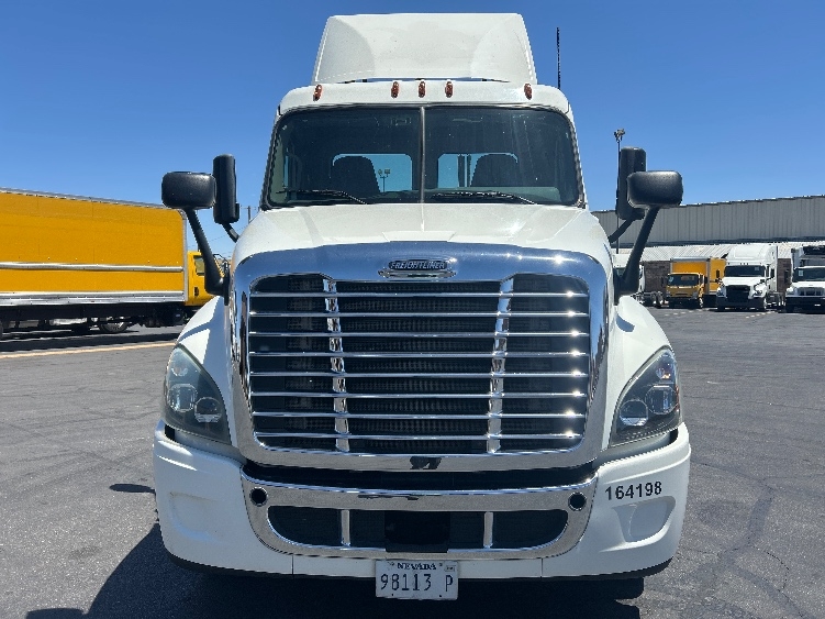 2017 Freightliner Cascadia in Las Vegas, NV — photo 2