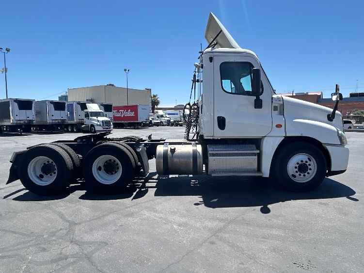 2017 Freightliner Cascadia in Las Vegas, NV — photo 8