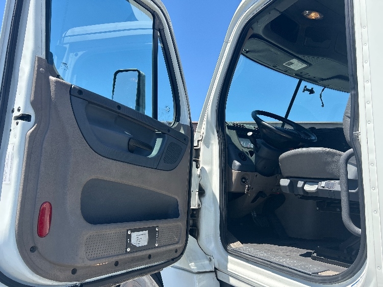 2017 Freightliner Cascadia in Las Vegas, NV — photo 9