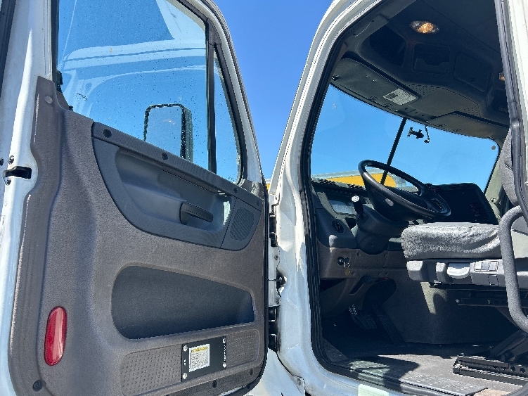 2017 Freightliner Cascadia in Las Vegas, NV — photo 9