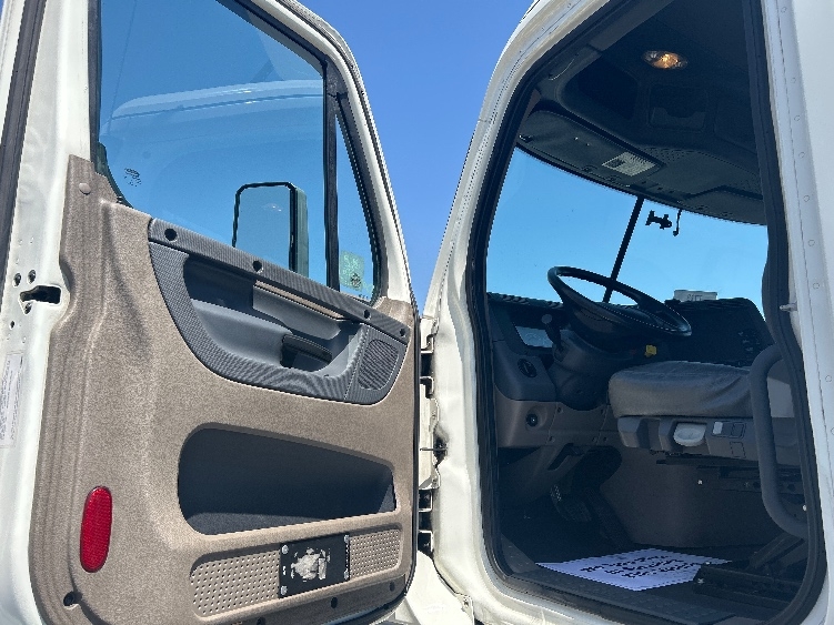 2017 Freightliner Cascadia in Las Vegas, NV — photo 9