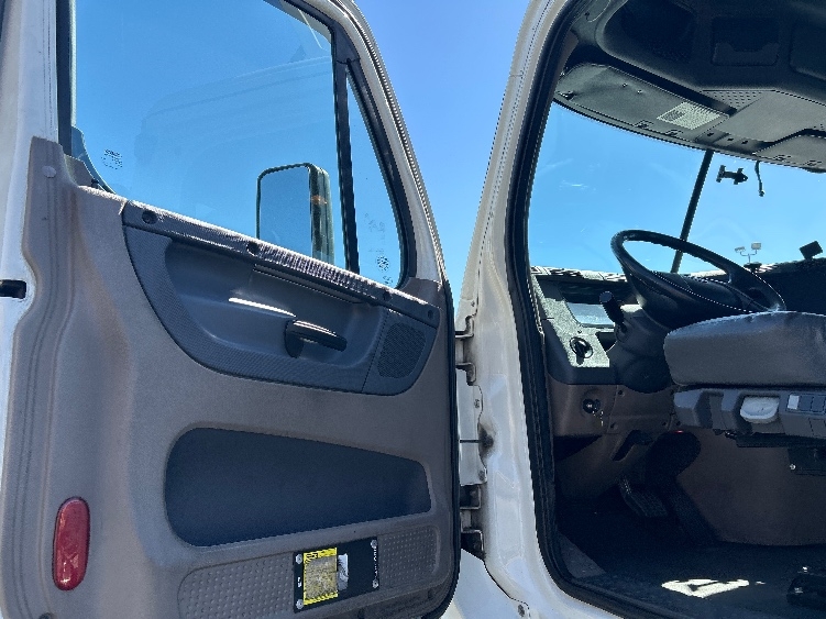 2017 Freightliner Cascadia in Las Vegas, NV — photo 9