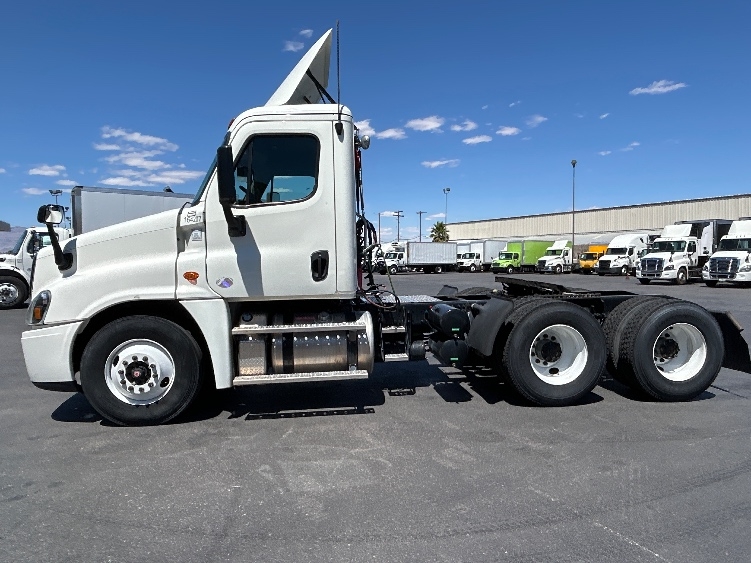 2017 Freightliner Cascadia in Las Vegas, NV — photo 4