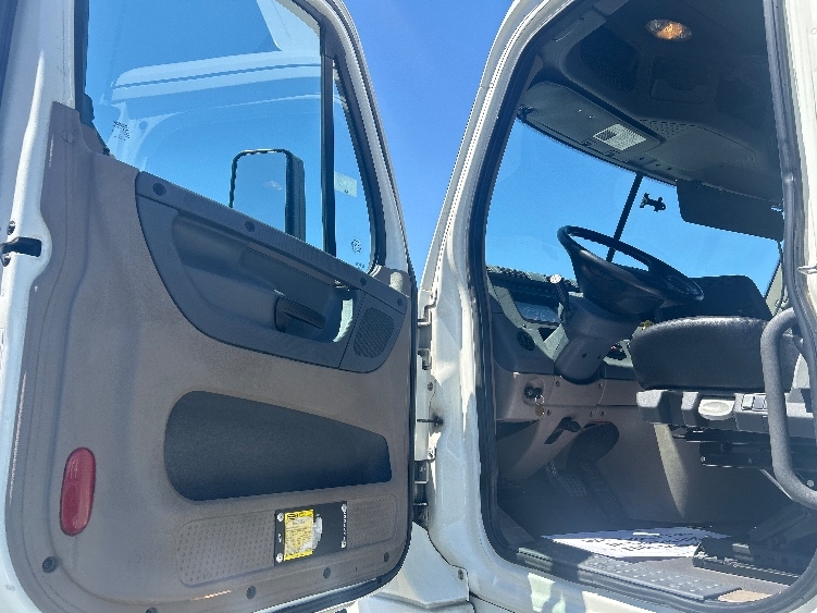 2017 Freightliner Cascadia in Las Vegas, NV — photo 9