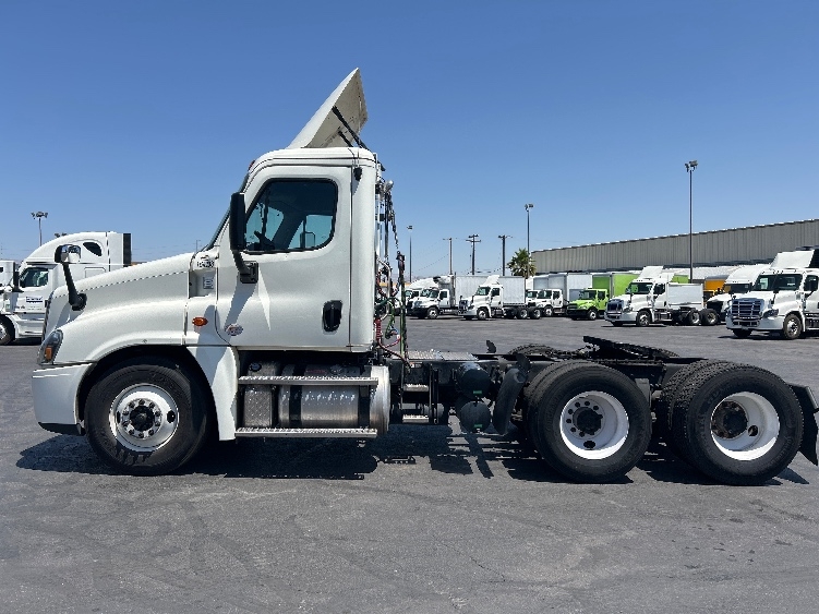 2017 Freightliner Cascadia in Las Vegas, NV — photo 4