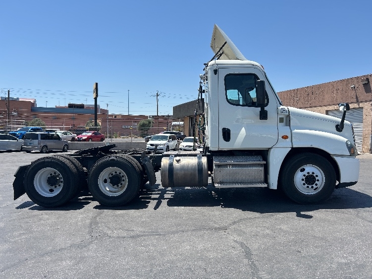 2017 Freightliner Cascadia in Las Vegas, NV — photo 8