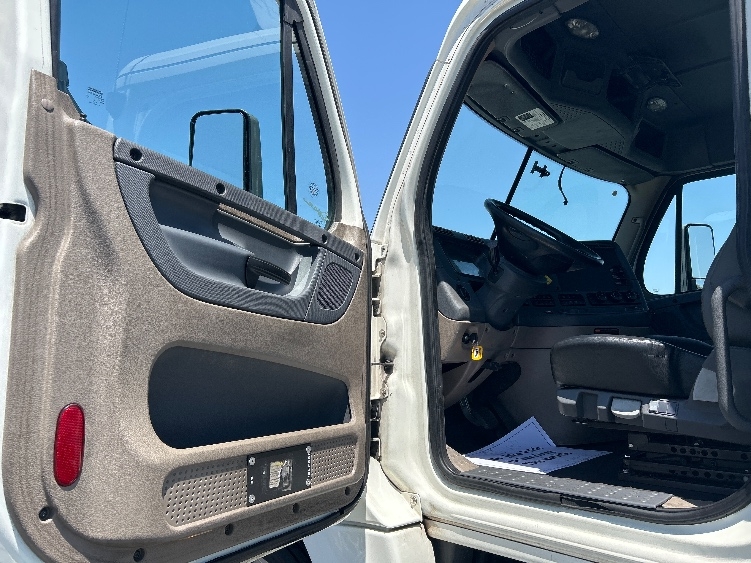 2017 Freightliner Cascadia in Las Vegas, NV — photo 9