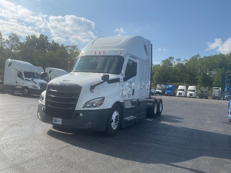 2023 Freightliner Cascadia in Mount Pleasant, PA — photo 3