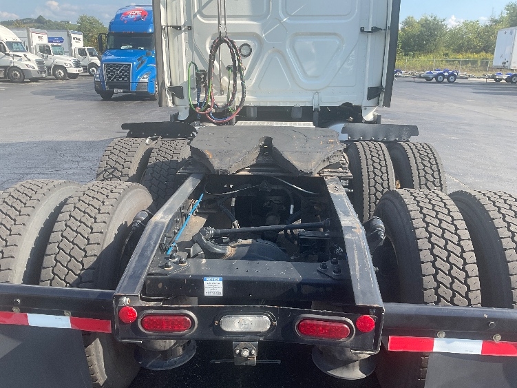 2023 Freightliner Cascadia in Mount Pleasant, PA — photo 6