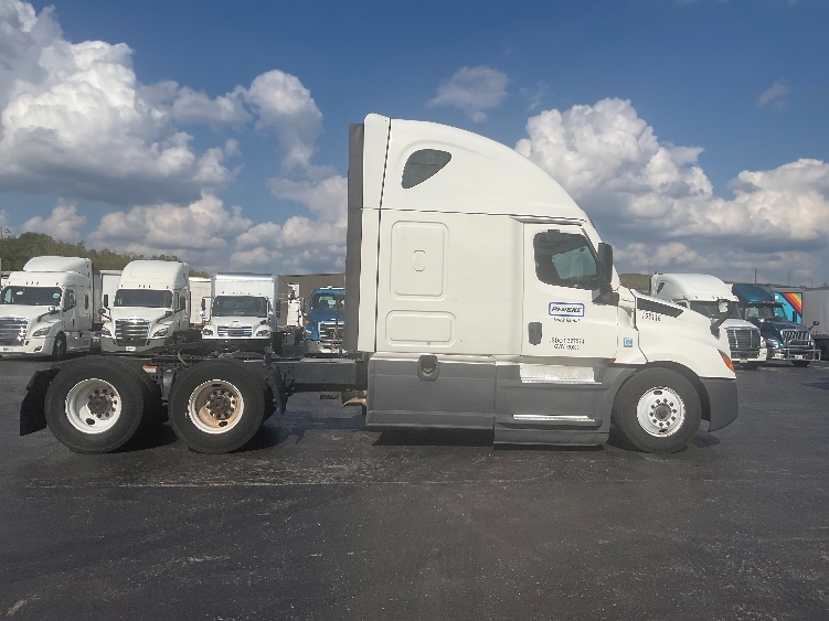 2023 Freightliner Cascadia in Mount Pleasant, PA — photo 8